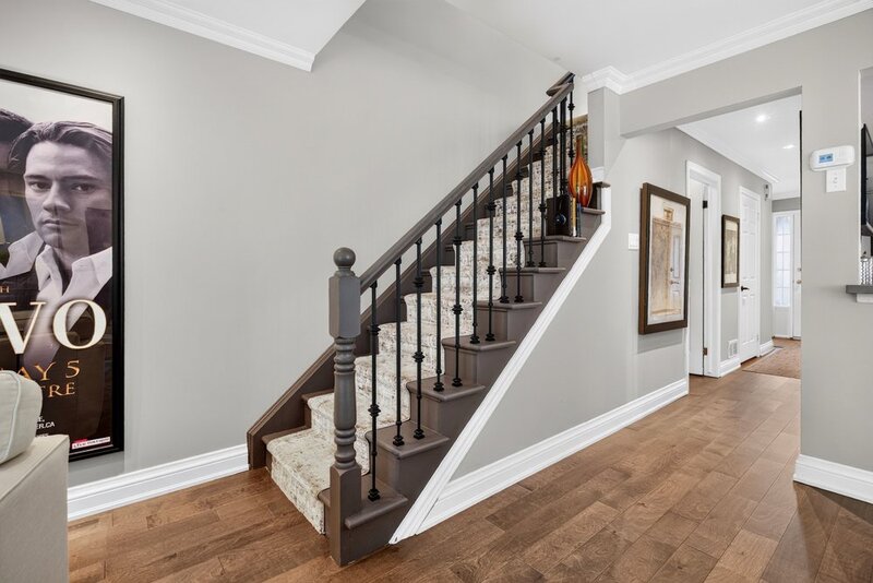 WELL-MAINTAINED END-UNIT TOWNHOUSE IN STONEY CREEK!