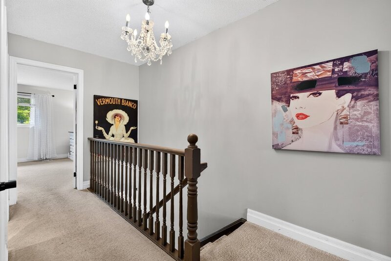 WELL-MAINTAINED END-UNIT TOWNHOUSE IN STONEY CREEK!