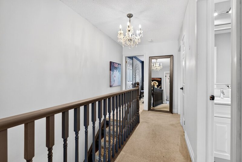 WELL-MAINTAINED END-UNIT TOWNHOUSE IN STONEY CREEK!