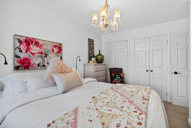 WELL-MAINTAINED END-UNIT TOWNHOUSE IN STONEY CREEK!