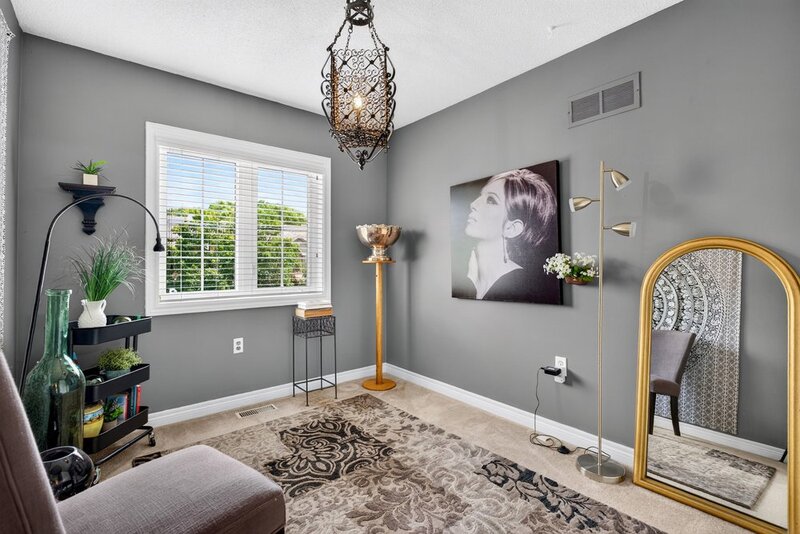 WELL-MAINTAINED END-UNIT TOWNHOUSE IN STONEY CREEK!