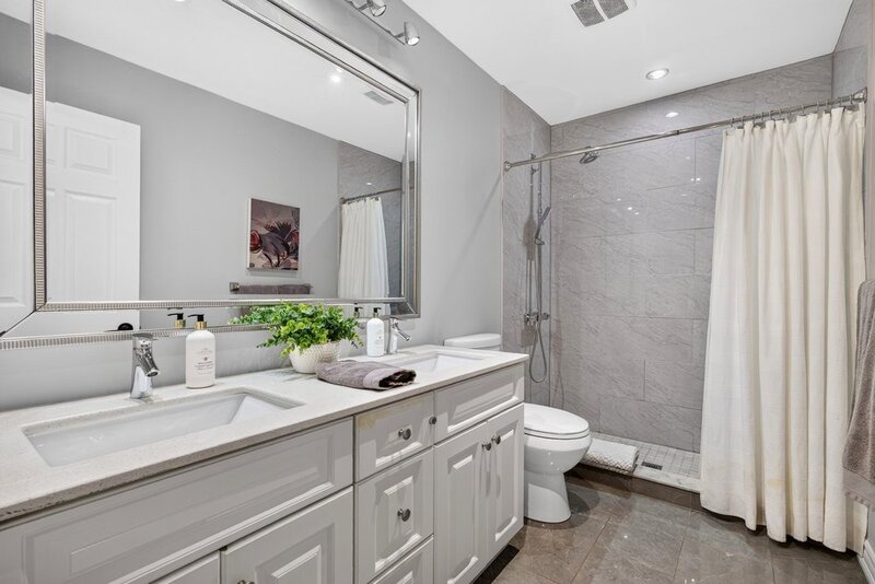 WELL-MAINTAINED END-UNIT TOWNHOUSE IN STONEY CREEK!