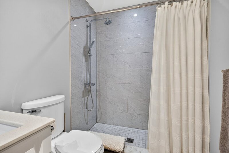 WELL-MAINTAINED END-UNIT TOWNHOUSE IN STONEY CREEK!