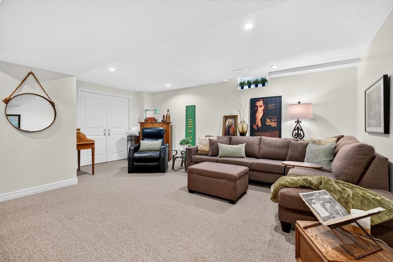 WELL-MAINTAINED END-UNIT TOWNHOUSE IN STONEY CREEK!