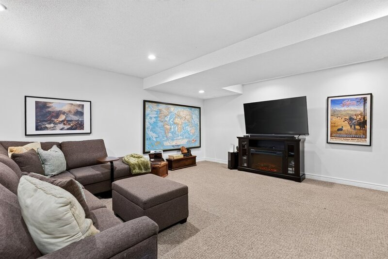 WELL-MAINTAINED END-UNIT TOWNHOUSE IN STONEY CREEK!