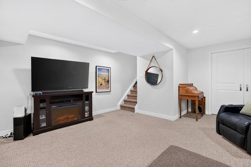 WELL-MAINTAINED END-UNIT TOWNHOUSE IN STONEY CREEK!