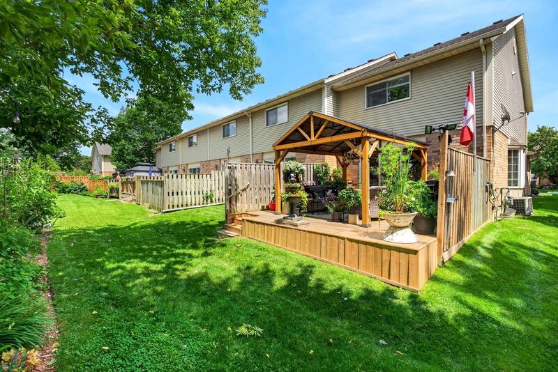 WELL-MAINTAINED END-UNIT TOWNHOUSE IN STONEY CREEK!