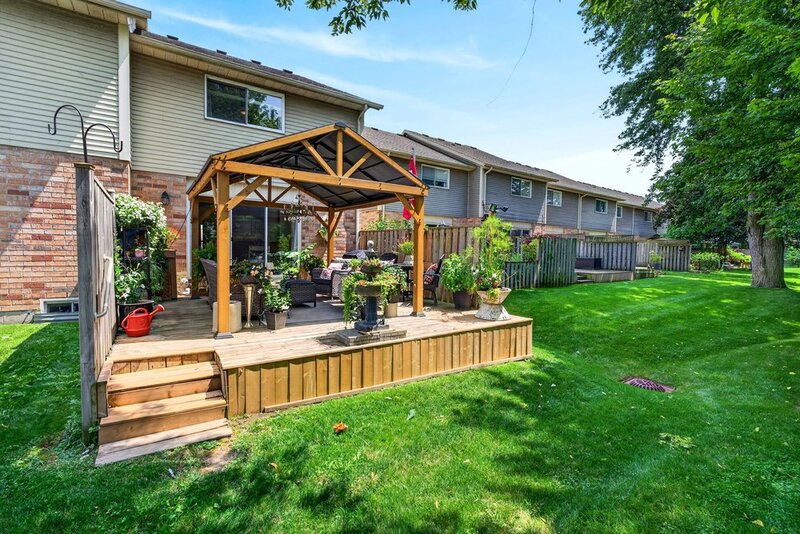 WELL-MAINTAINED END-UNIT TOWNHOUSE IN STONEY CREEK!