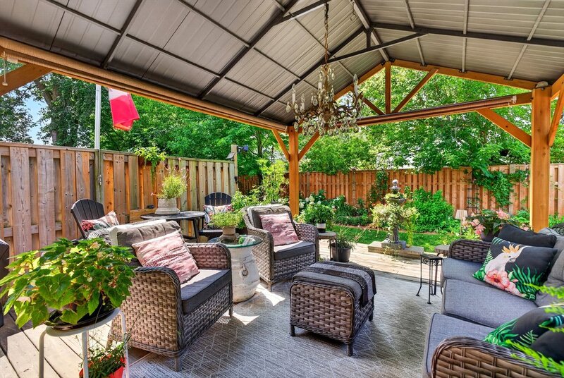 WELL-MAINTAINED END-UNIT TOWNHOUSE IN STONEY CREEK!
