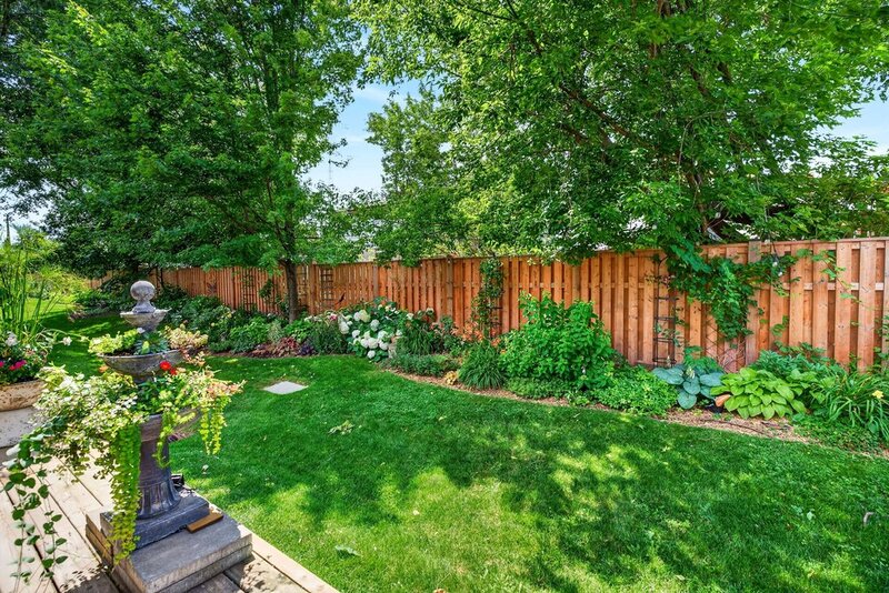WELL-MAINTAINED END-UNIT TOWNHOUSE IN STONEY CREEK!