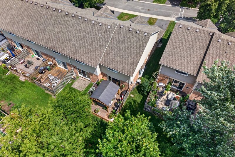 WELL-MAINTAINED END-UNIT TOWNHOUSE IN STONEY CREEK!