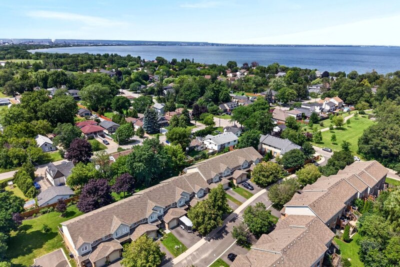 WELL-MAINTAINED END-UNIT TOWNHOUSE IN STONEY CREEK!