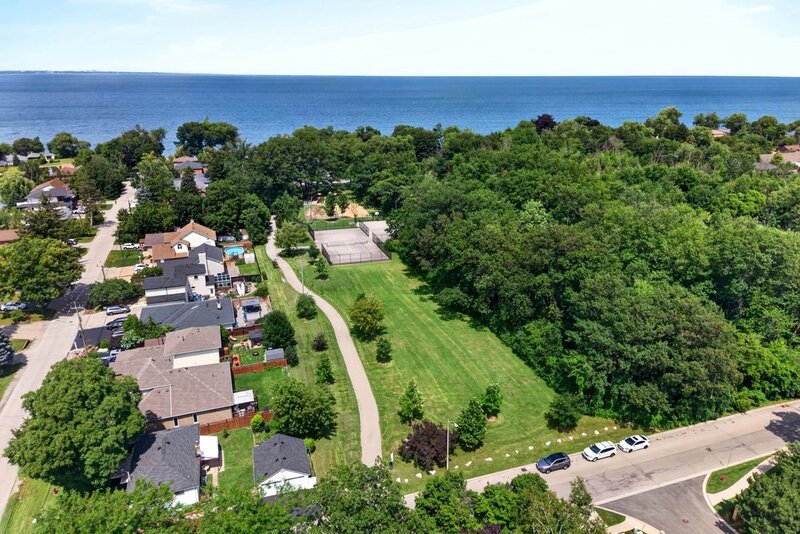 WELL-MAINTAINED END-UNIT TOWNHOUSE IN STONEY CREEK!