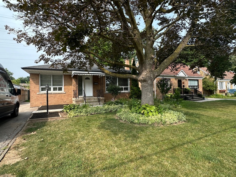 GREAT BUNGALOW IN QUIET TORONTO NEIGHBOURHOOD!