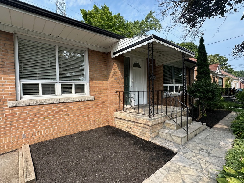 GREAT BUNGALOW IN QUIET TORONTO NEIGHBOURHOOD!