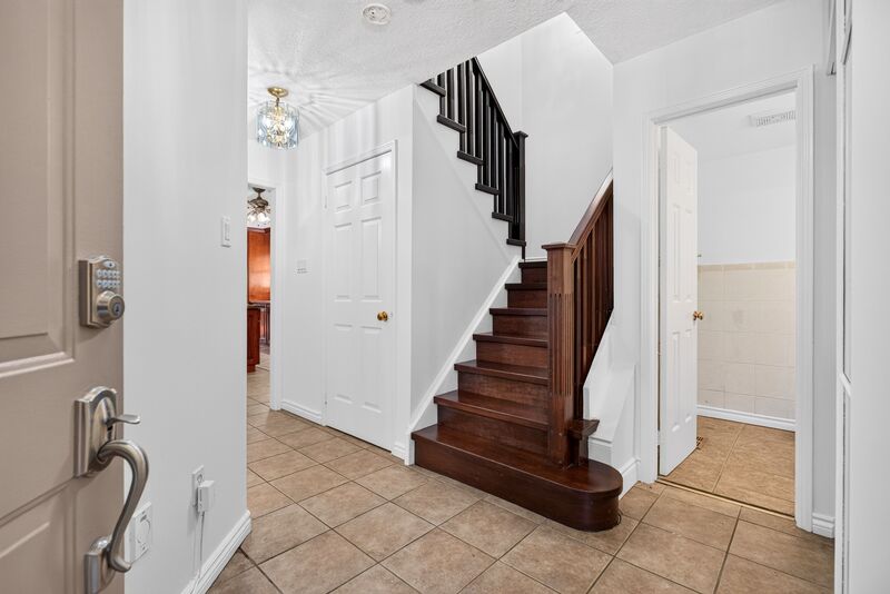 GREAT FAMILY HOME IN QUIET FAMILY NEIGHBOURHOOD IN MISSISSAUGA!