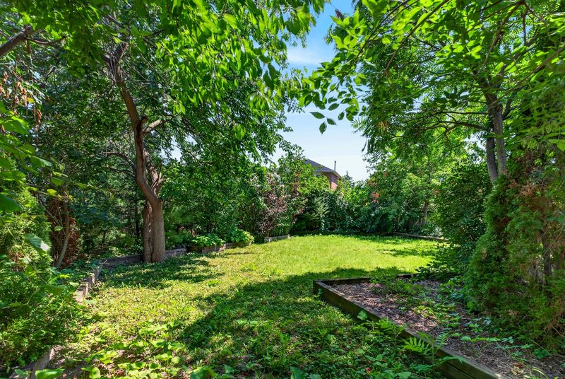 GREAT FAMILY HOME IN QUIET FAMILY NEIGHBOURHOOD IN MISSISSAUGA!