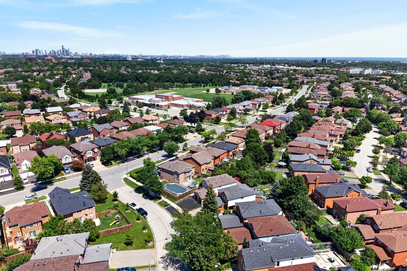 GREAT FAMILY HOME IN QUIET FAMILY NEIGHBOURHOOD IN MISSISSAUGA!