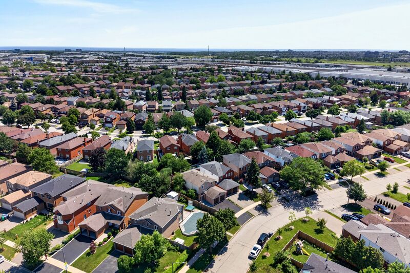 GREAT FAMILY HOME IN QUIET FAMILY NEIGHBOURHOOD IN MISSISSAUGA!