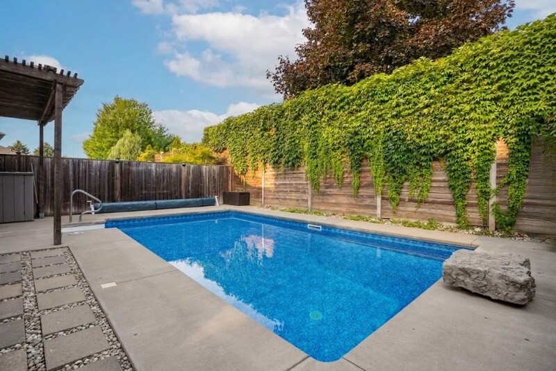 AMAZING WEST GRIMSBY HOME WITH INGROUND POOL!
