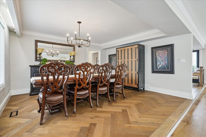 BEAUTIFUL RENOVATED HOME WITH A STUNNING BACKYARD!