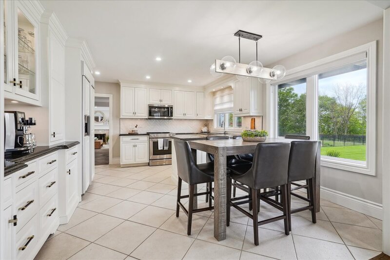 BEAUTIFUL RENOVATED HOME WITH A STUNNING BACKYARD!
