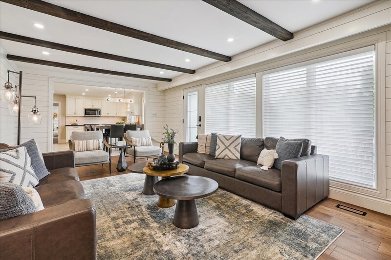 BEAUTIFUL RENOVATED HOME WITH A STUNNING BACKYARD!