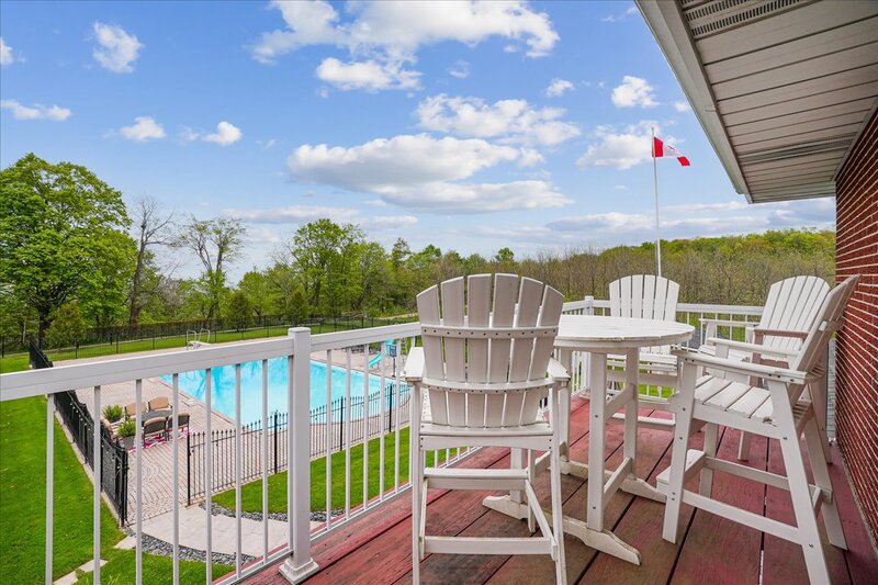 BEAUTIFUL RENOVATED HOME WITH A STUNNING BACKYARD!