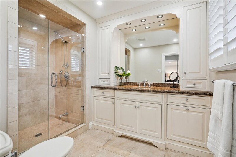 BEAUTIFUL RENOVATED HOME WITH A STUNNING BACKYARD!