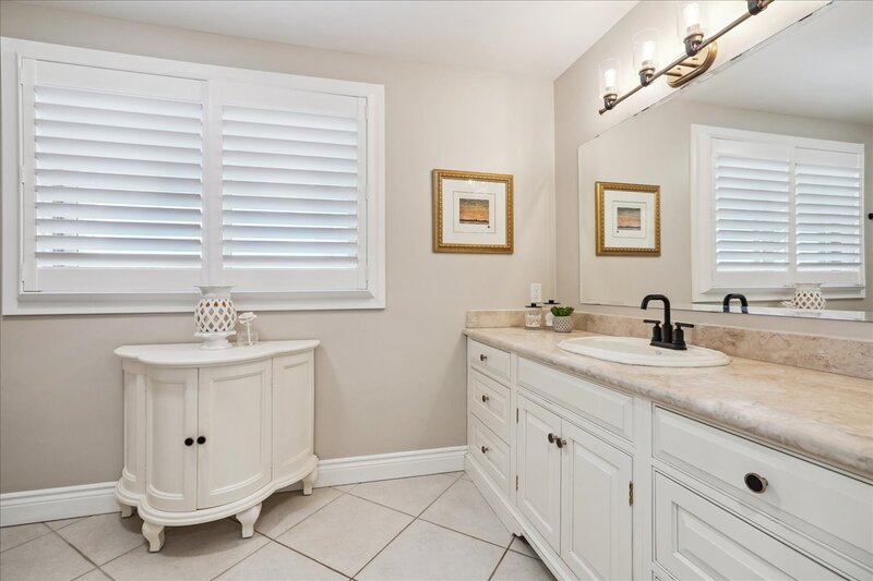 BEAUTIFUL RENOVATED HOME WITH A STUNNING BACKYARD!