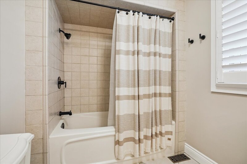 BEAUTIFUL RENOVATED HOME WITH A STUNNING BACKYARD!