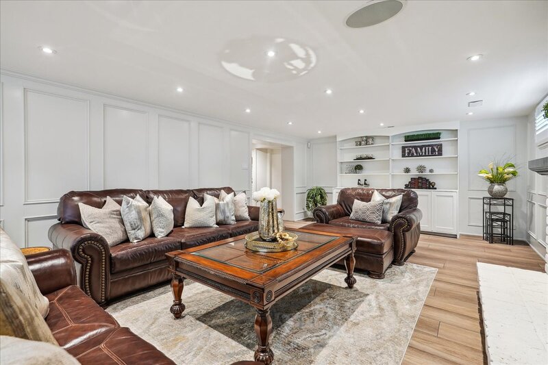 BEAUTIFUL RENOVATED HOME WITH A STUNNING BACKYARD!