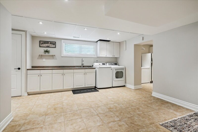 BEAUTIFUL RENOVATED HOME WITH A STUNNING BACKYARD!
