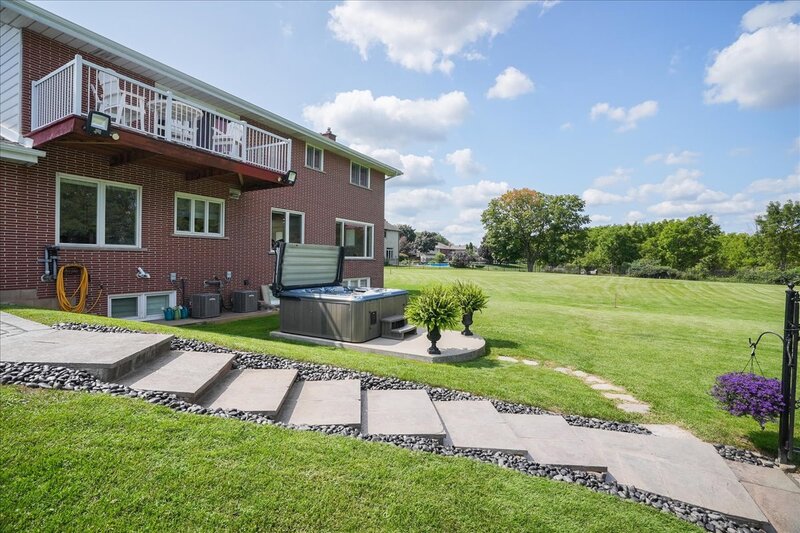 BEAUTIFUL RENOVATED HOME WITH A STUNNING BACKYARD!