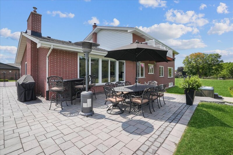 BEAUTIFUL RENOVATED HOME WITH A STUNNING BACKYARD!