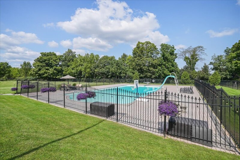 BEAUTIFUL RENOVATED HOME WITH A STUNNING BACKYARD!