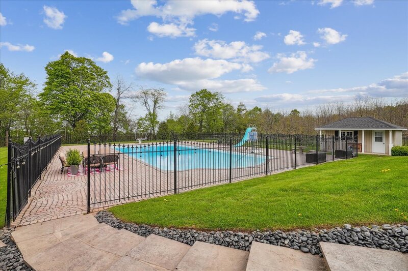 BEAUTIFUL RENOVATED HOME WITH A STUNNING BACKYARD!