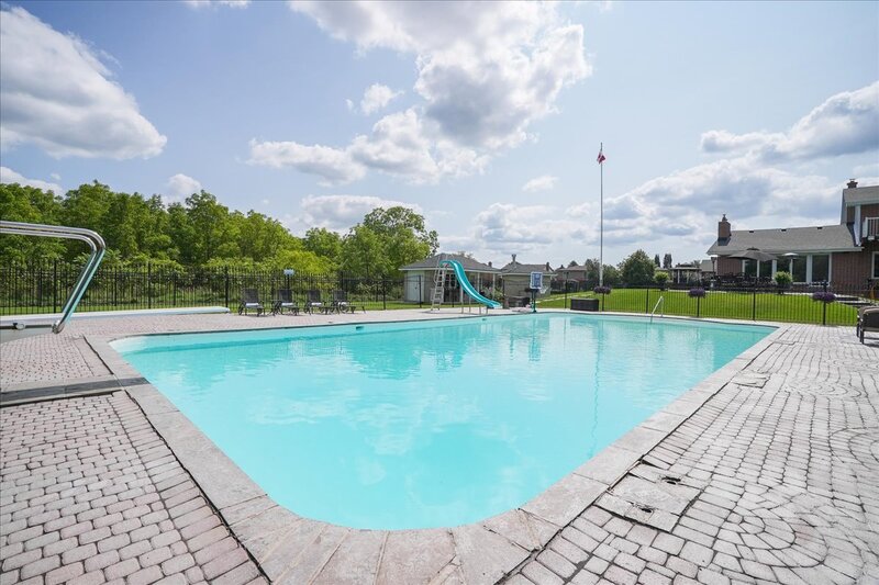BEAUTIFUL RENOVATED HOME WITH A STUNNING BACKYARD!