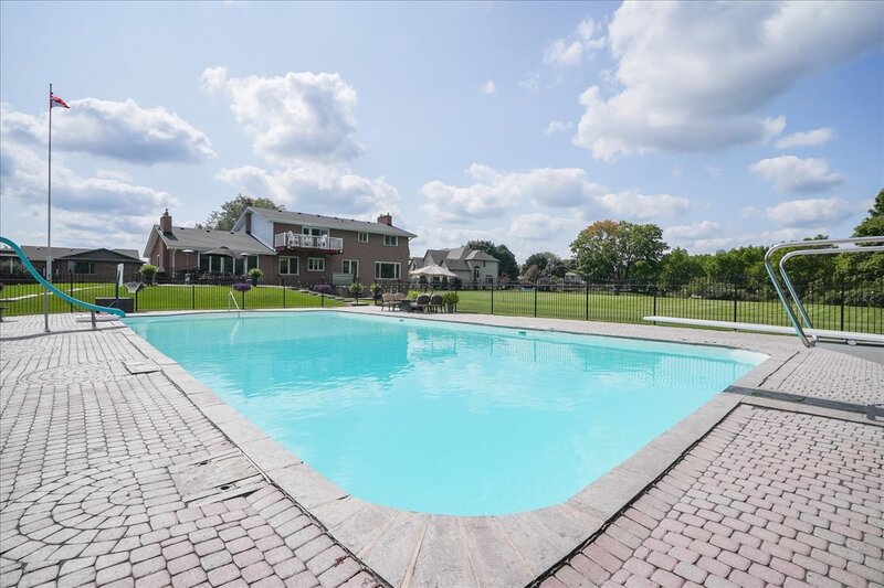 BEAUTIFUL RENOVATED HOME WITH A STUNNING BACKYARD!