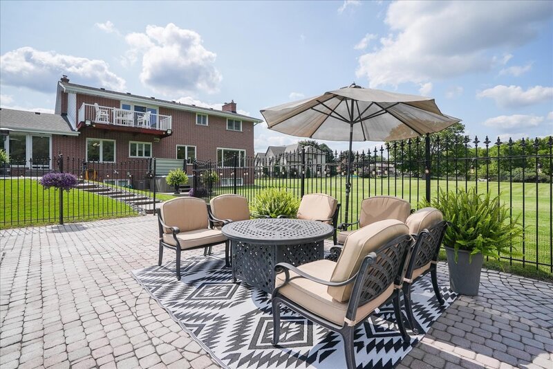 BEAUTIFUL RENOVATED HOME WITH A STUNNING BACKYARD!