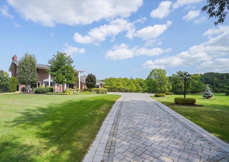 BEAUTIFUL RENOVATED HOME WITH A STUNNING BACKYARD!