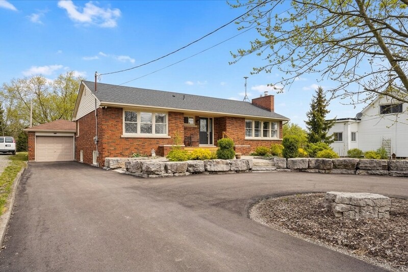 DUPLEX POTENTIAL IN CHARMING WELLANDPORT BUNGALOW!