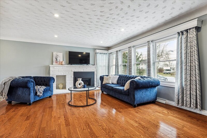 DUPLEX POTENTIAL IN CHARMING WELLANDPORT BUNGALOW!