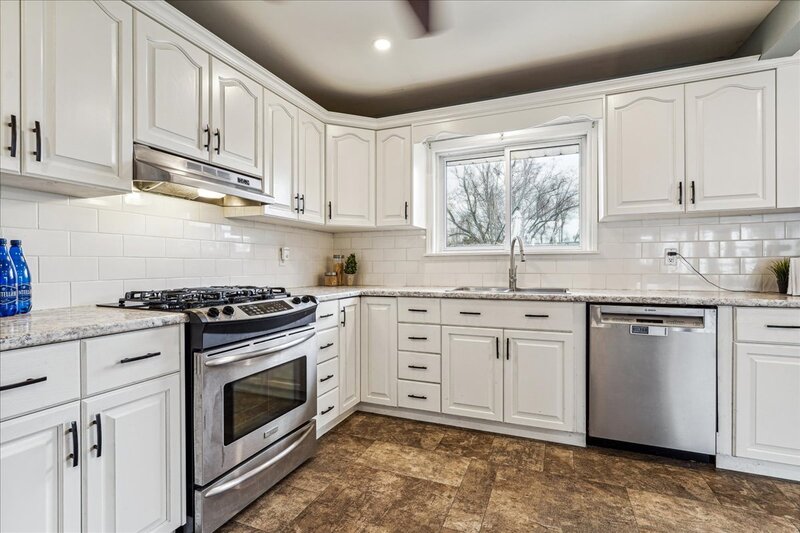 DUPLEX POTENTIAL IN CHARMING WELLANDPORT BUNGALOW!