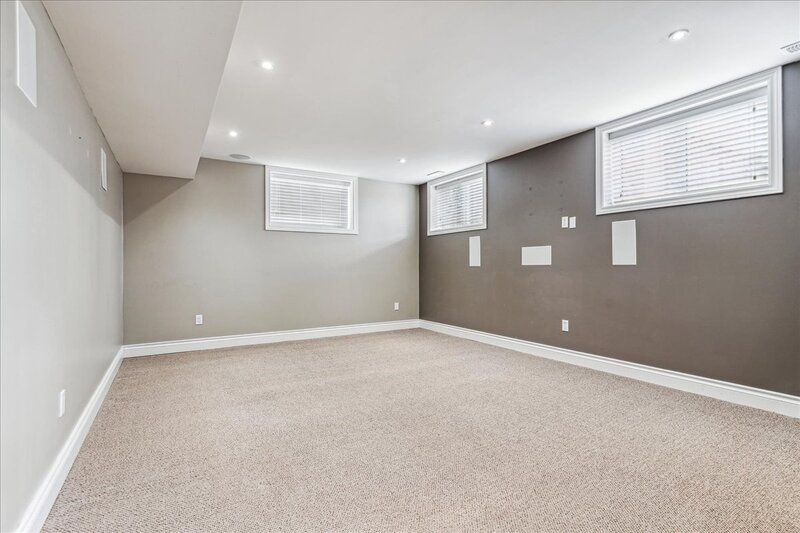 DUPLEX POTENTIAL IN CHARMING WELLANDPORT BUNGALOW!