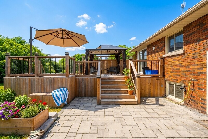 DUPLEX POTENTIAL IN CHARMING WELLANDPORT BUNGALOW!