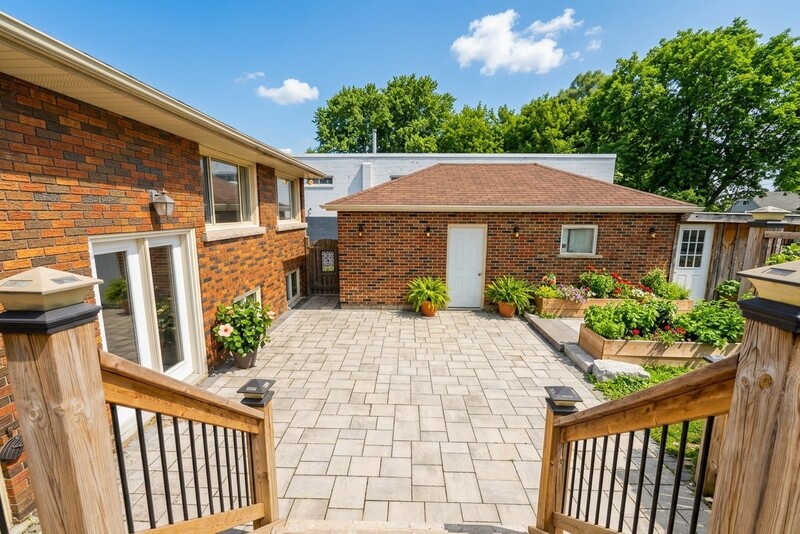 DUPLEX POTENTIAL IN CHARMING WELLANDPORT BUNGALOW!