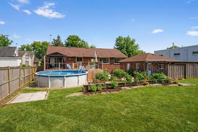 DUPLEX POTENTIAL IN CHARMING WELLANDPORT BUNGALOW!