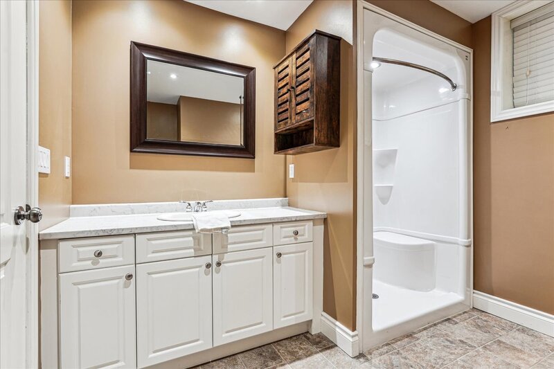 DUPLEX POTENTIAL IN CHARMING WELLANDPORT BUNGALOW!