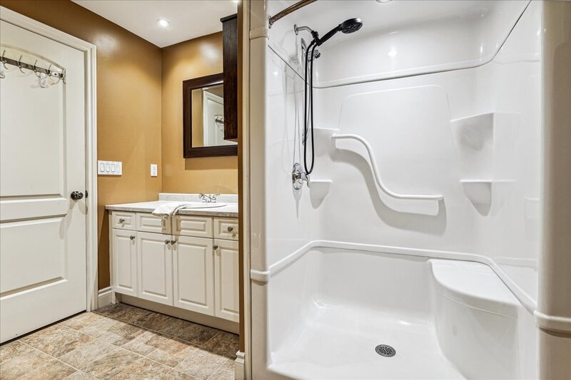 DUPLEX POTENTIAL IN CHARMING WELLANDPORT BUNGALOW!